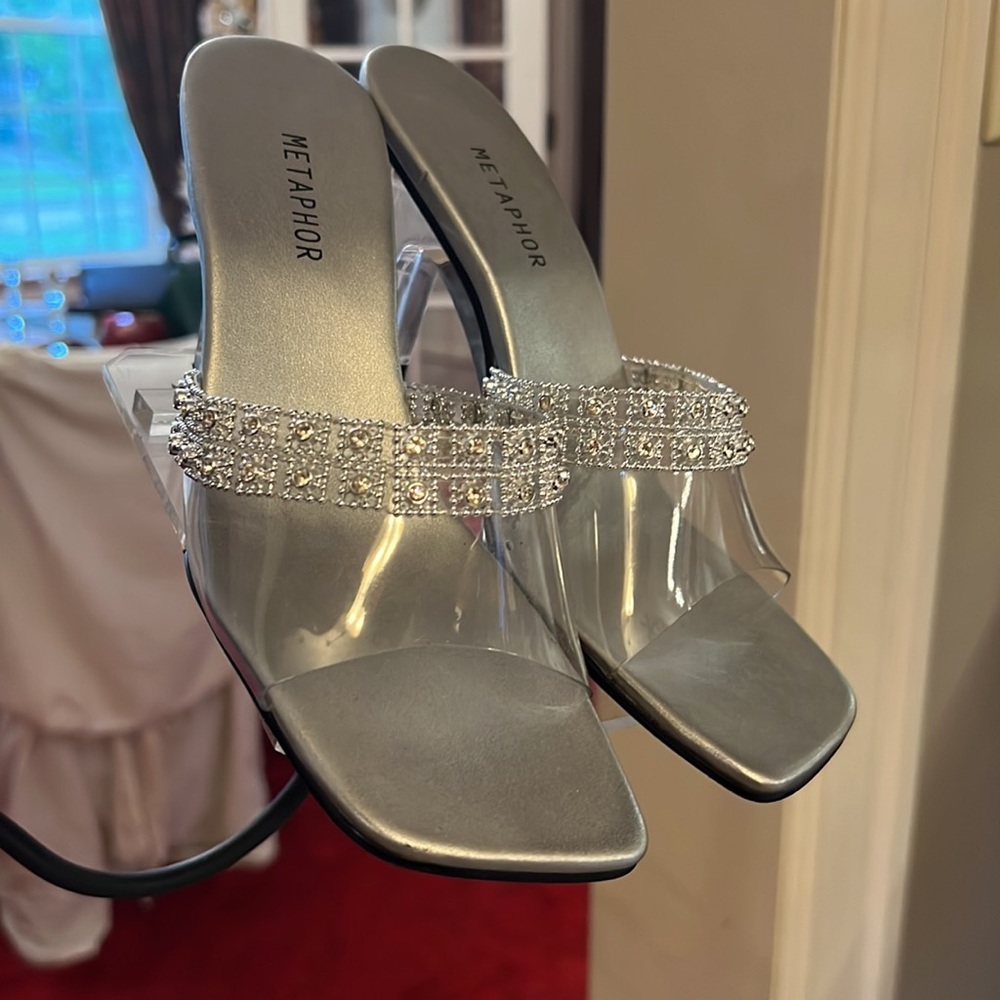 VTG 6.5 Sparkling Silver and Clear Slip On Sandals - Picture 4 of 8